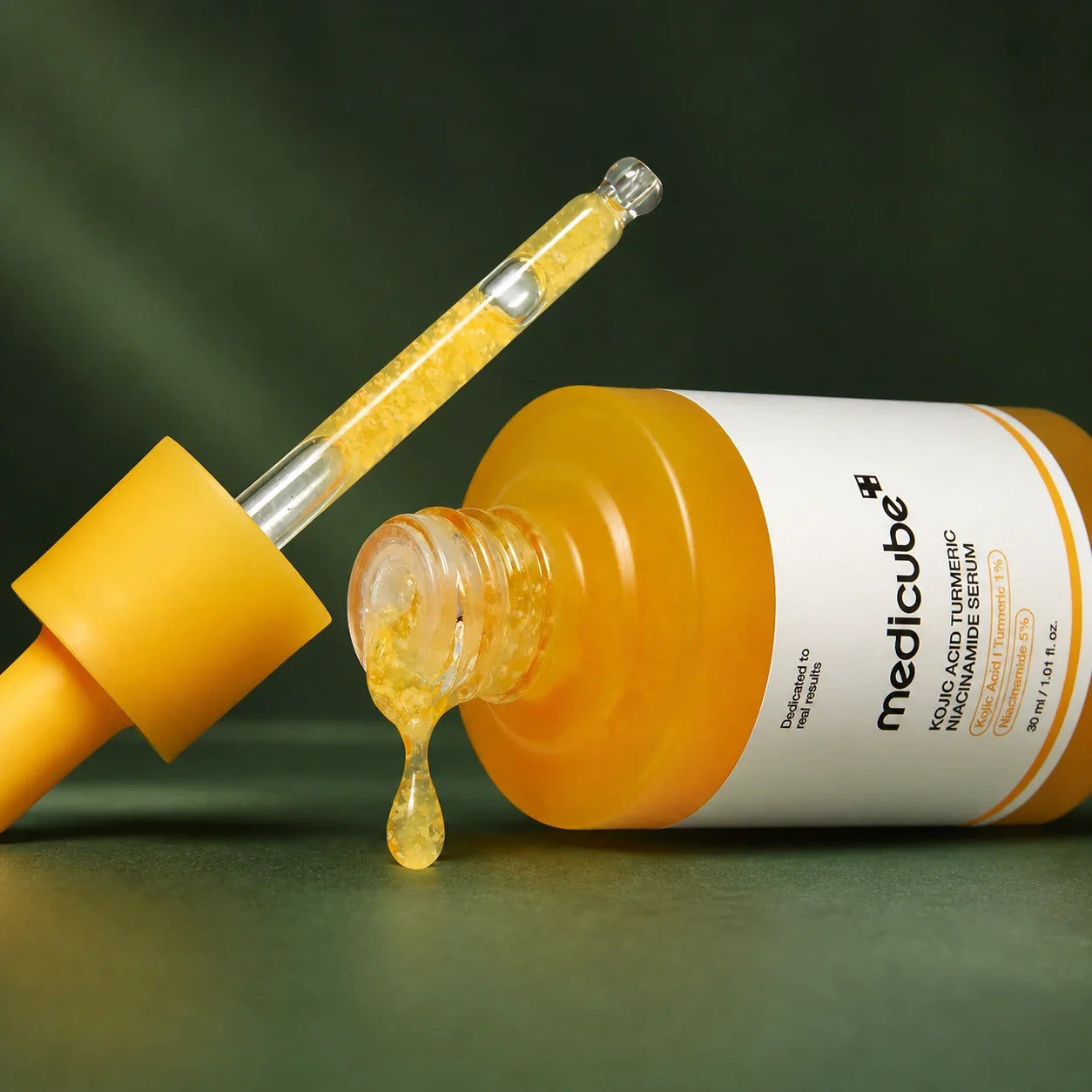 Flacon et pipette du sérum Medicube acide kojique curcuma