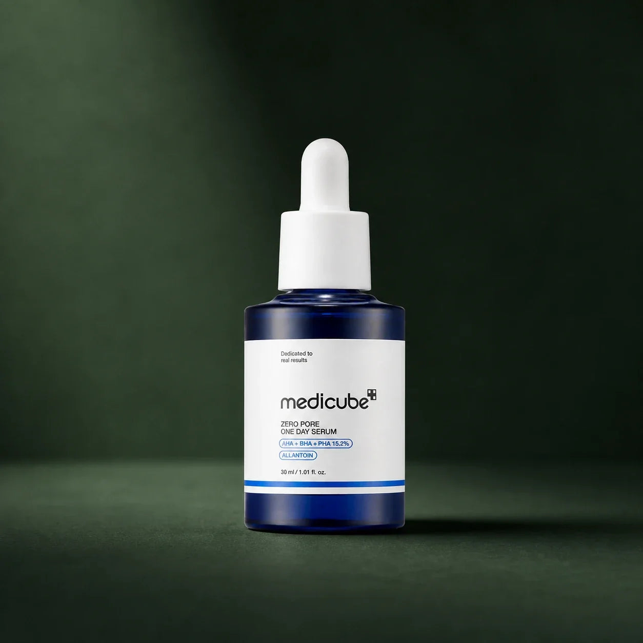 Sérum Medicube Zero Pore One Day aux acides exfoliants sur fond vert