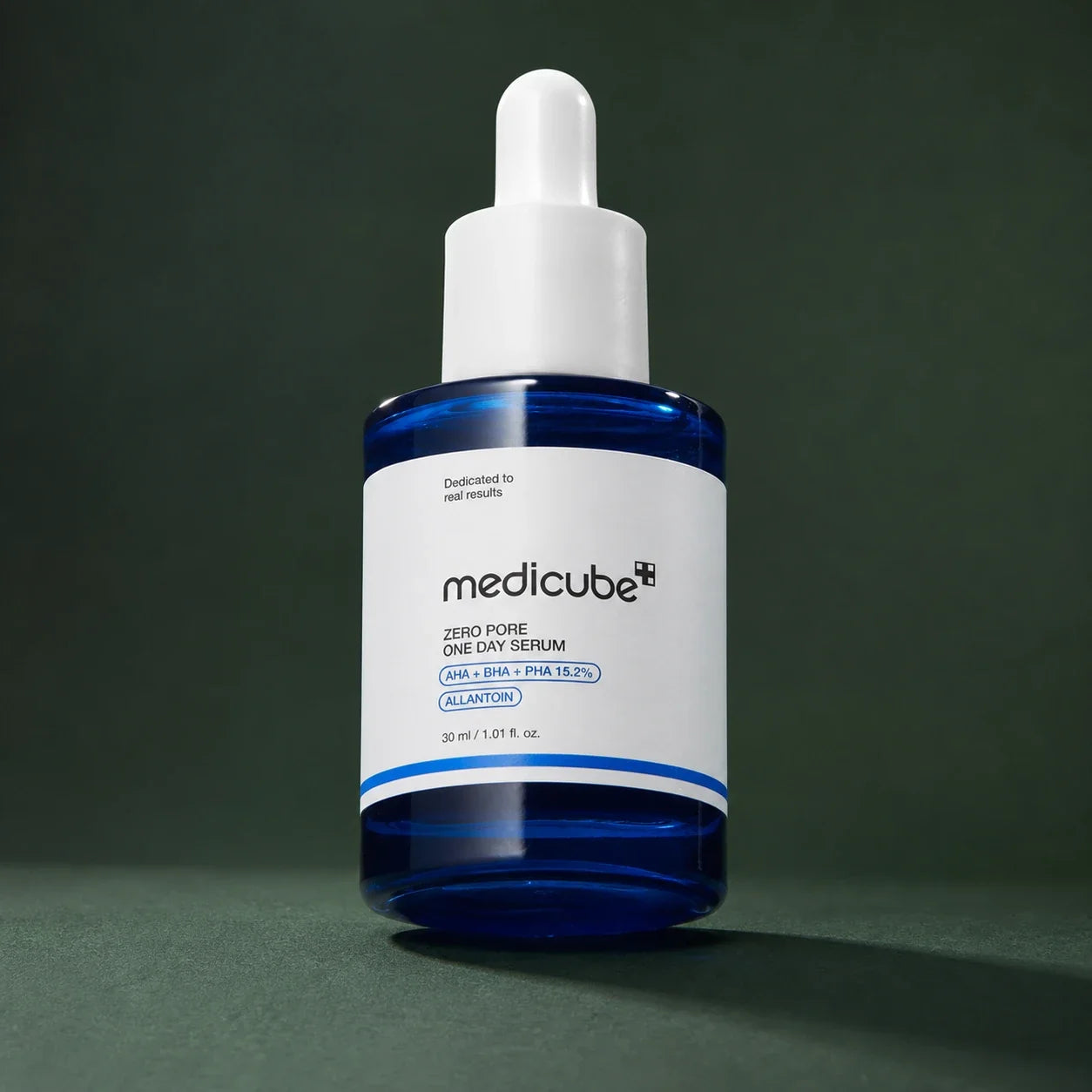 Flacon Medicube Zero Pore One Day Serum en studio vert profond