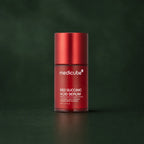 Sérum Red Acide Succinique Medicube sur fond vert profond