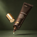 Tube Medicube Deep Vita A Retinol Serum ouvert sur fond vert