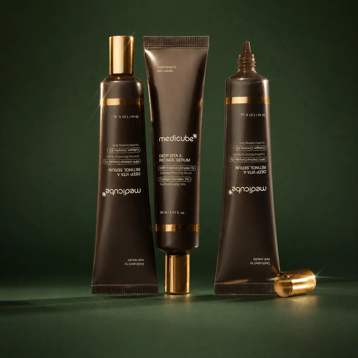 Trois tubes Medicube Deep Vita A Retinol Serum en studio vert