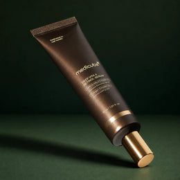 Tube Medicube Deep Vita A Retinol Serum incliné sur fond vert