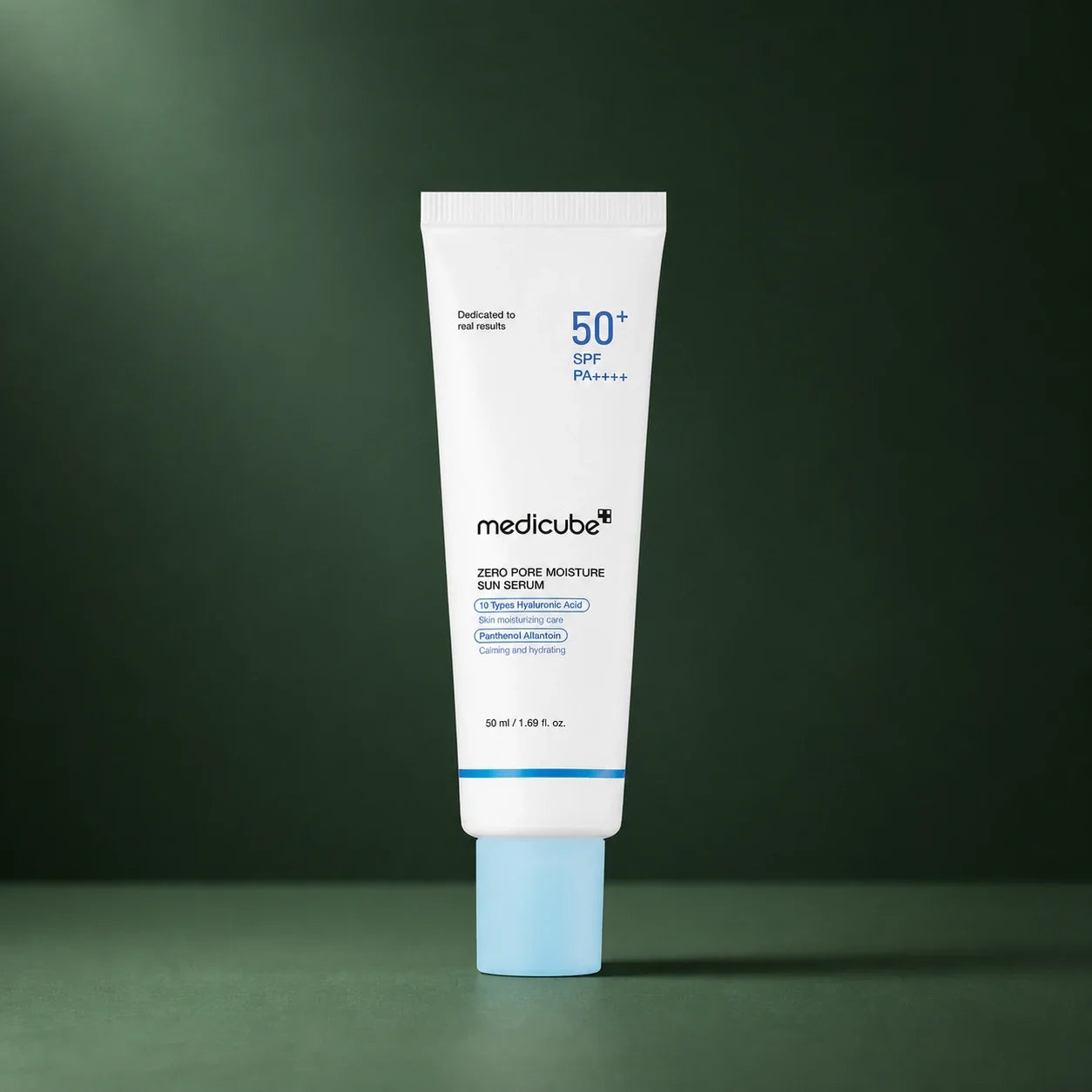Sérum solaire Medicube Zero Pore SPF 50+ sur fond vert profond