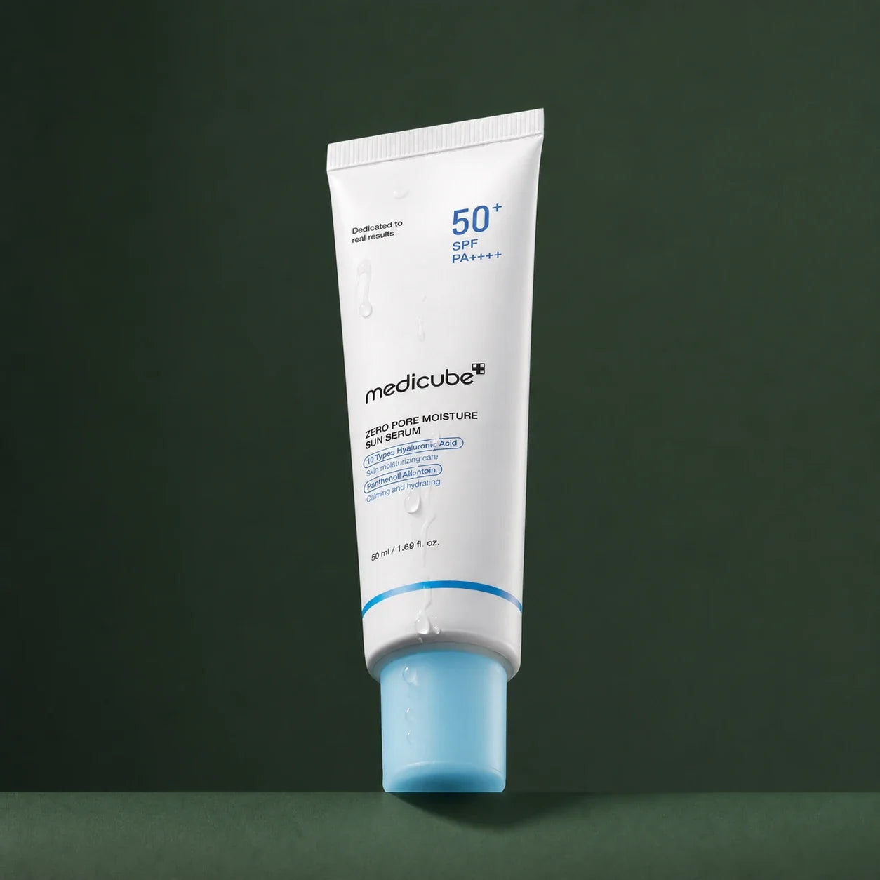 Tube du sérum solaire hydratant Medicube Zero Pore avec gouttes d’eau