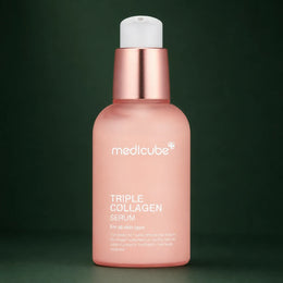 Medicube Sérum Triple Collagen 4.0 – flacon sérum sur fond vert premium
