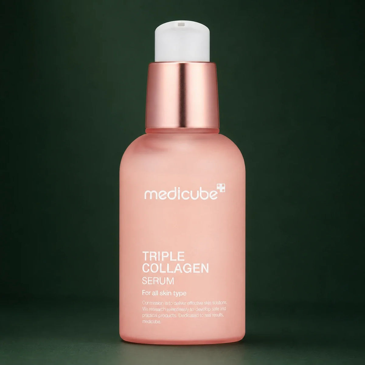 Medicube Sérum Triple Collagen 4.0 – flacon sérum sur fond vert premium