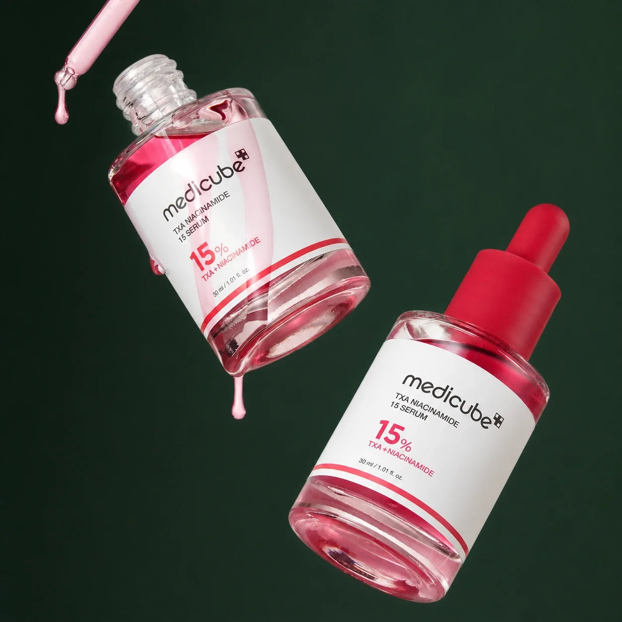 Deux flacons Medicube TXA Niacinamide 15 % sur fond vert profond