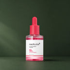 Sérum Medicube TXA Niacinamide 15 % en studio vert