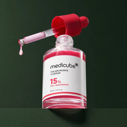 Flacon ouvert et pipette du sérum Medicube TXA Niacinamide