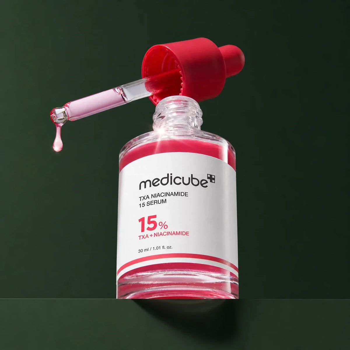 Flacon ouvert et pipette du sérum Medicube TXA Niacinamide
