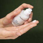 Application du sérum Medicube Zero Pore 2.0 sur la main