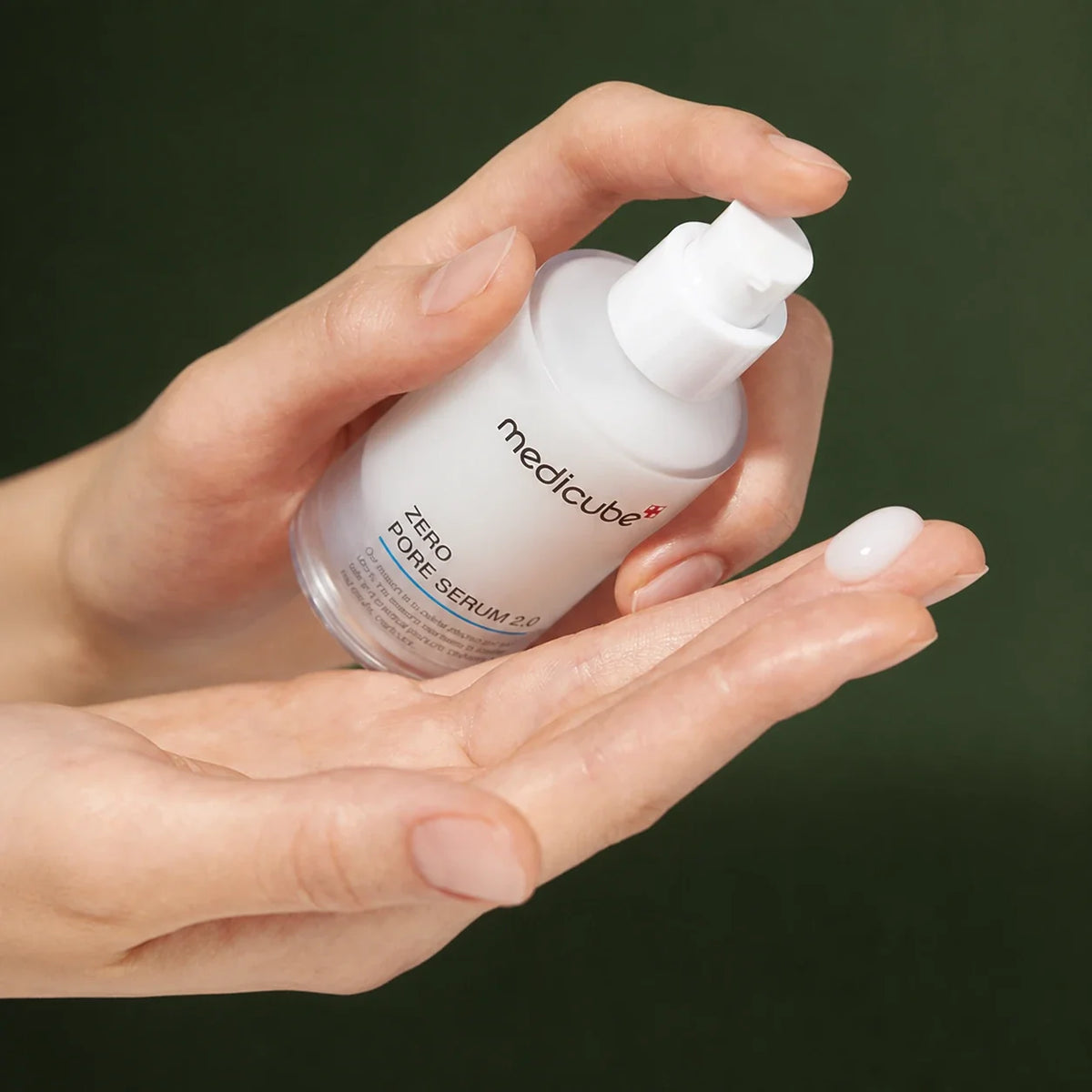 Application du sérum Medicube Zero Pore 2.0 sur la main