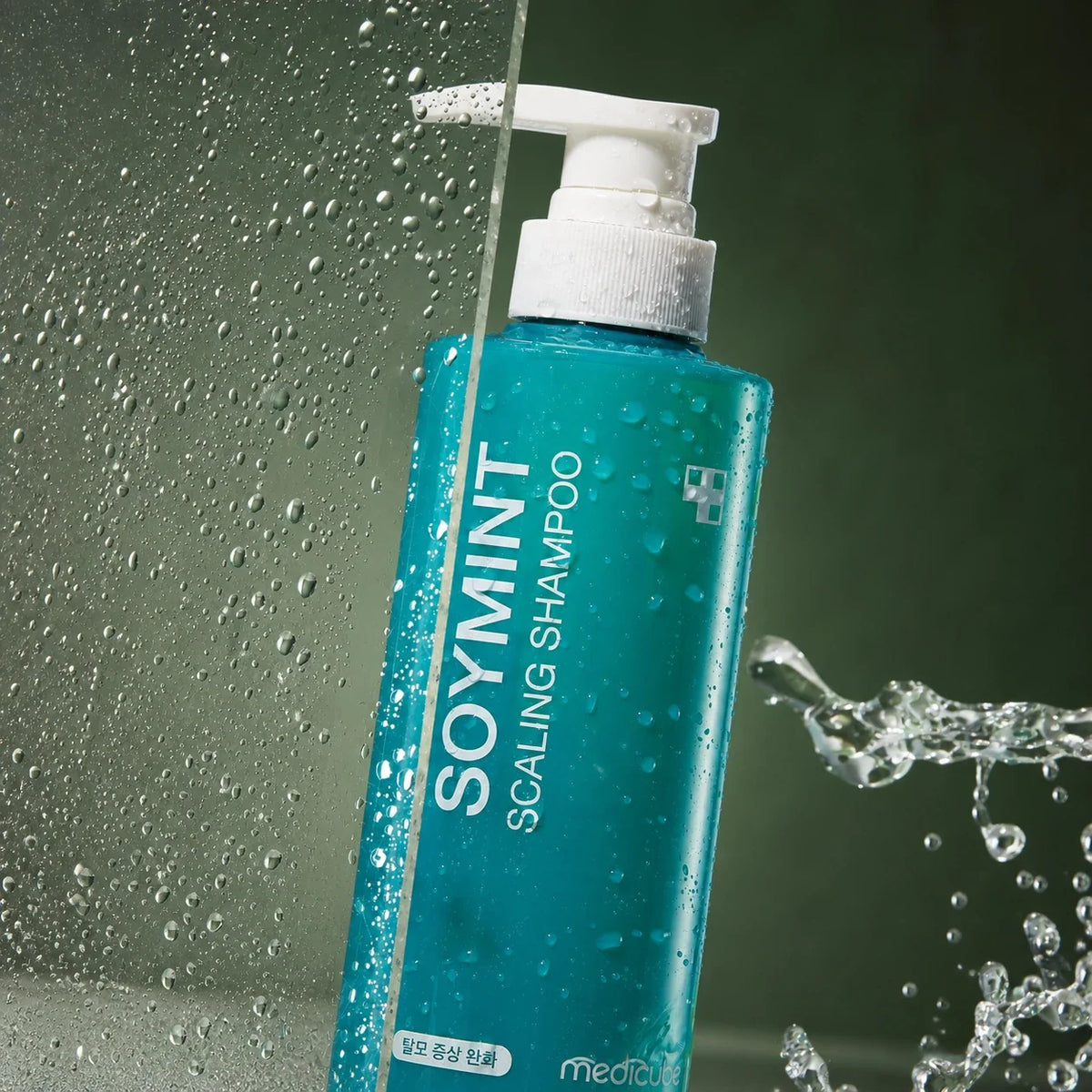 Shampooing Exfoliant Soymint Medicube avec gouttes d’eau sur fond vert profond