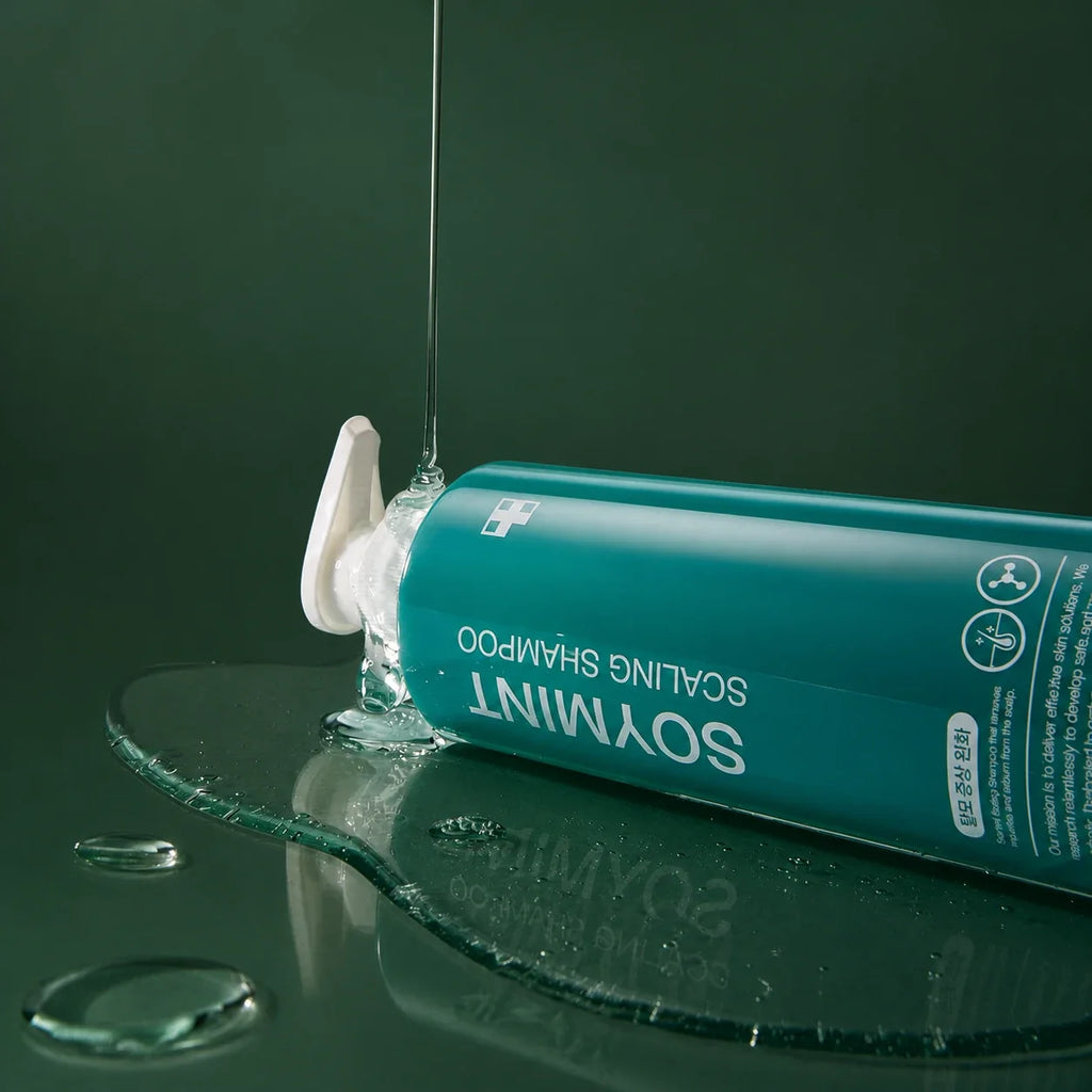 Shampooing Exfoliant Soymint Medicube avec texture liquide sur fond vert profond