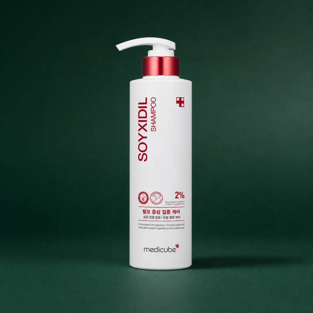 Medicube Shampooing Soyxidil – flacon-pompe sur fond vert premium