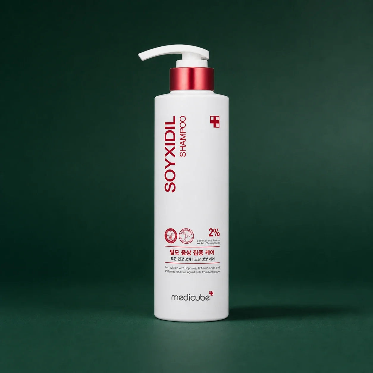 Medicube Shampooing Soyxidil – flacon-pompe sur fond vert premium