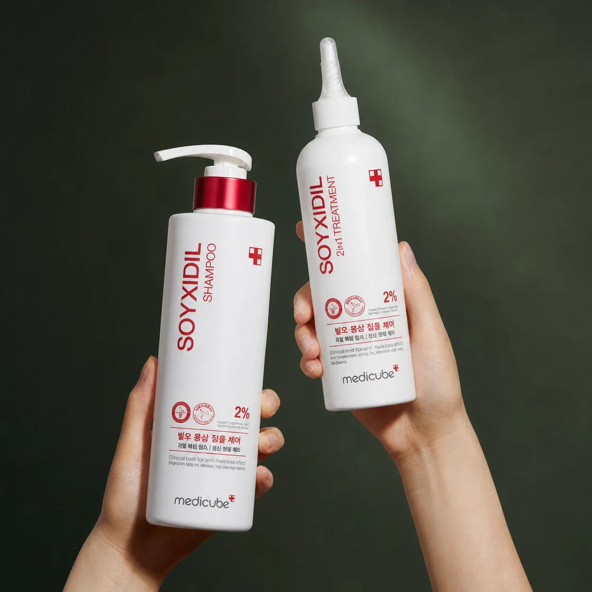 Medicube Shampooing Soyxidil – duo de soins sur fond vert premium