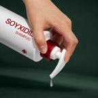 Medicube Shampooing Soyxidil – pompe et texture sur fond vert premium