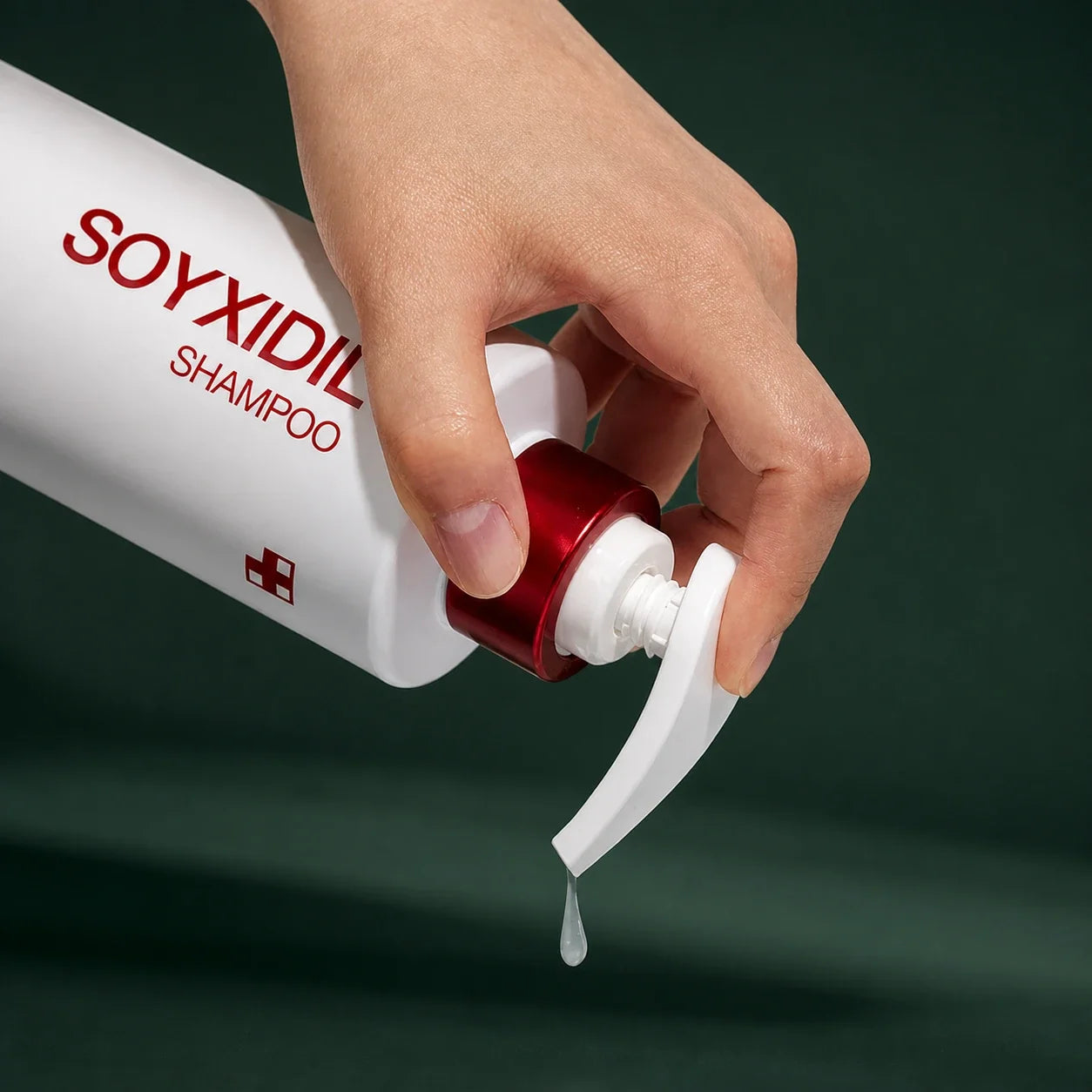 Medicube Shampooing Soyxidil – pompe et texture sur fond vert premium