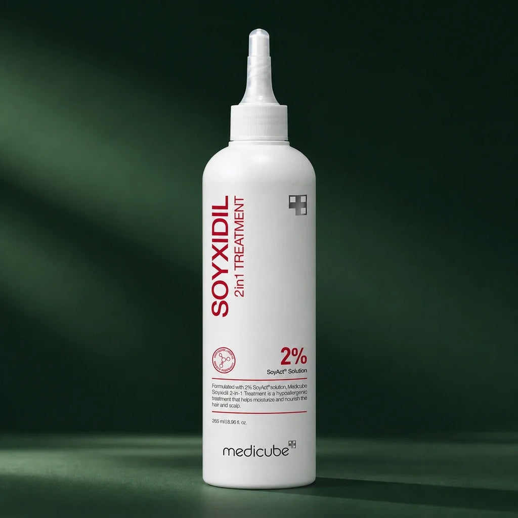 Medicube Soin 2-en-1 Soyxidil – flacon sur fond vert premium