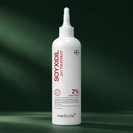 Medicube Soin 2-en-1 Soyxidil – flacon sur fond vert premium