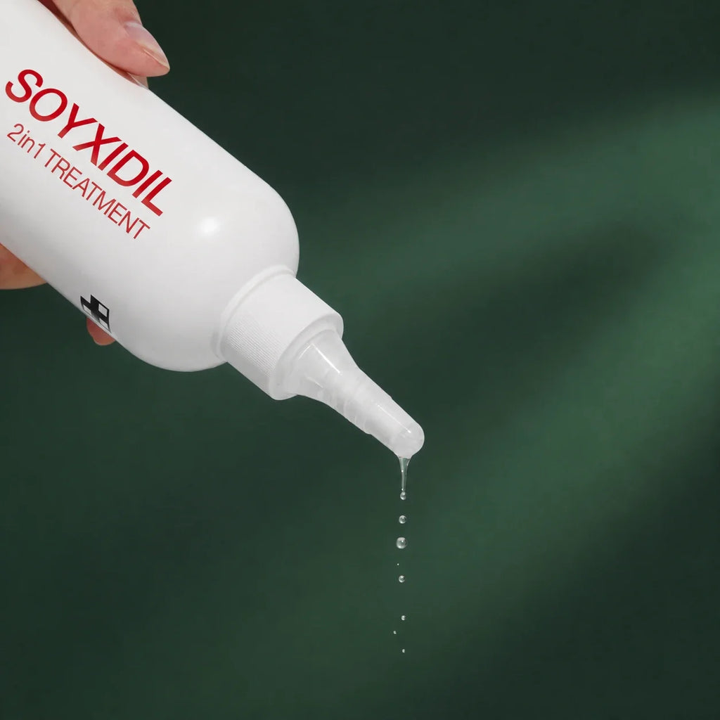 Medicube Soin 2-en-1 Soyxidil – application du soin sur fond vert premium