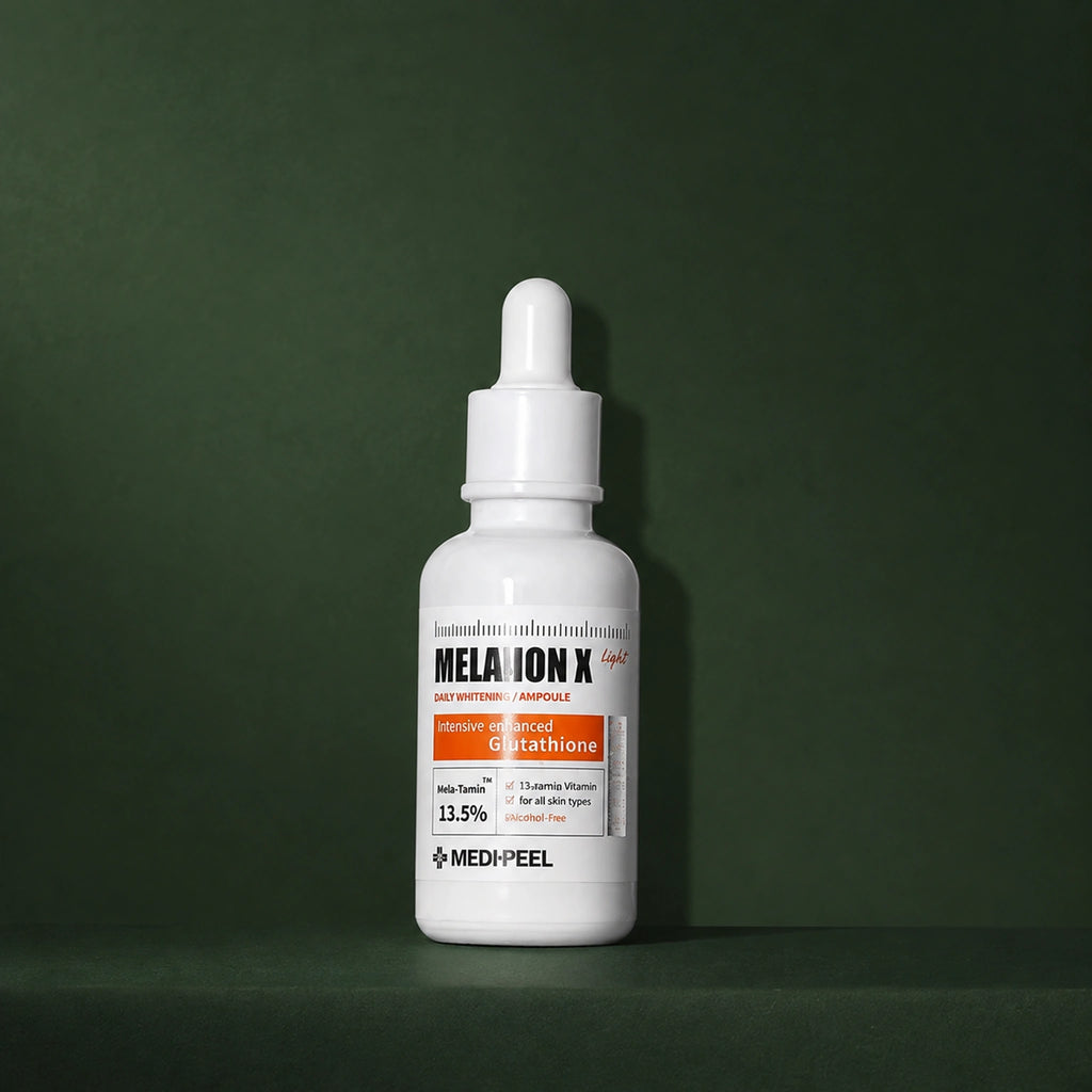 Ampoule Éclat Légère Melanon X MEDIPEEL – vue principale sur fond vert profond.