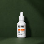 Ampoule Éclat Légère Melanon X MEDIPEEL – vue 2 sur fond vert profond.