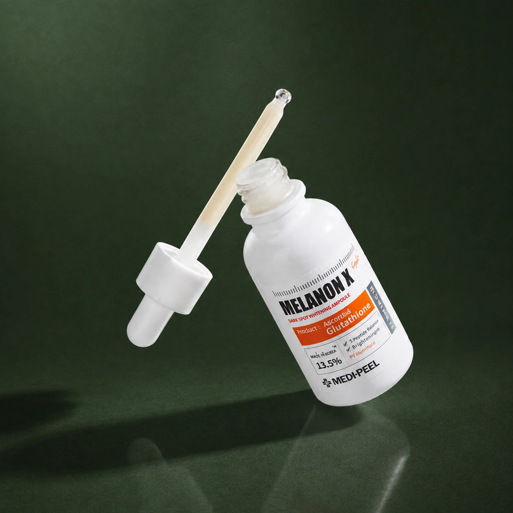 Ampoule Éclat Légère Melanon X MEDIPEEL – vue 3 sur fond vert profond.