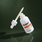 Ampoule Éclat Légère Melanon X MEDIPEEL – vue 3 sur fond vert profond.