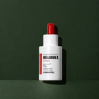 Ampoule Éclat Melanon X MEDIPEEL – vue principale sur fond vert profond.