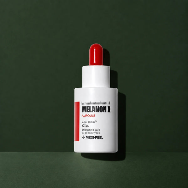 Ampoule Éclat Melanon X MEDIPEEL – vue principale sur fond vert profond.
