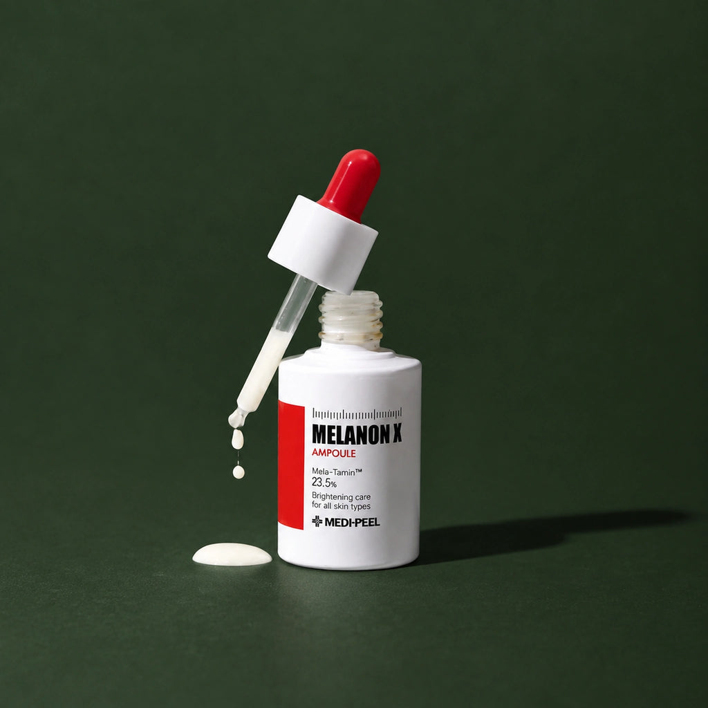 Ampoule Éclat Melanon X MEDIPEEL – vue 3 sur fond vert profond.