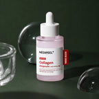 Ampoule Fermeté Red Lacto Collagen MEDIPEEL – vue 2 sur fond vert profond.