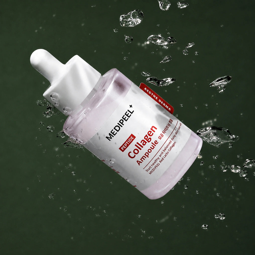Ampoule Fermeté Red Lacto Collagen MEDIPEEL – vue 3 sur fond vert profond.