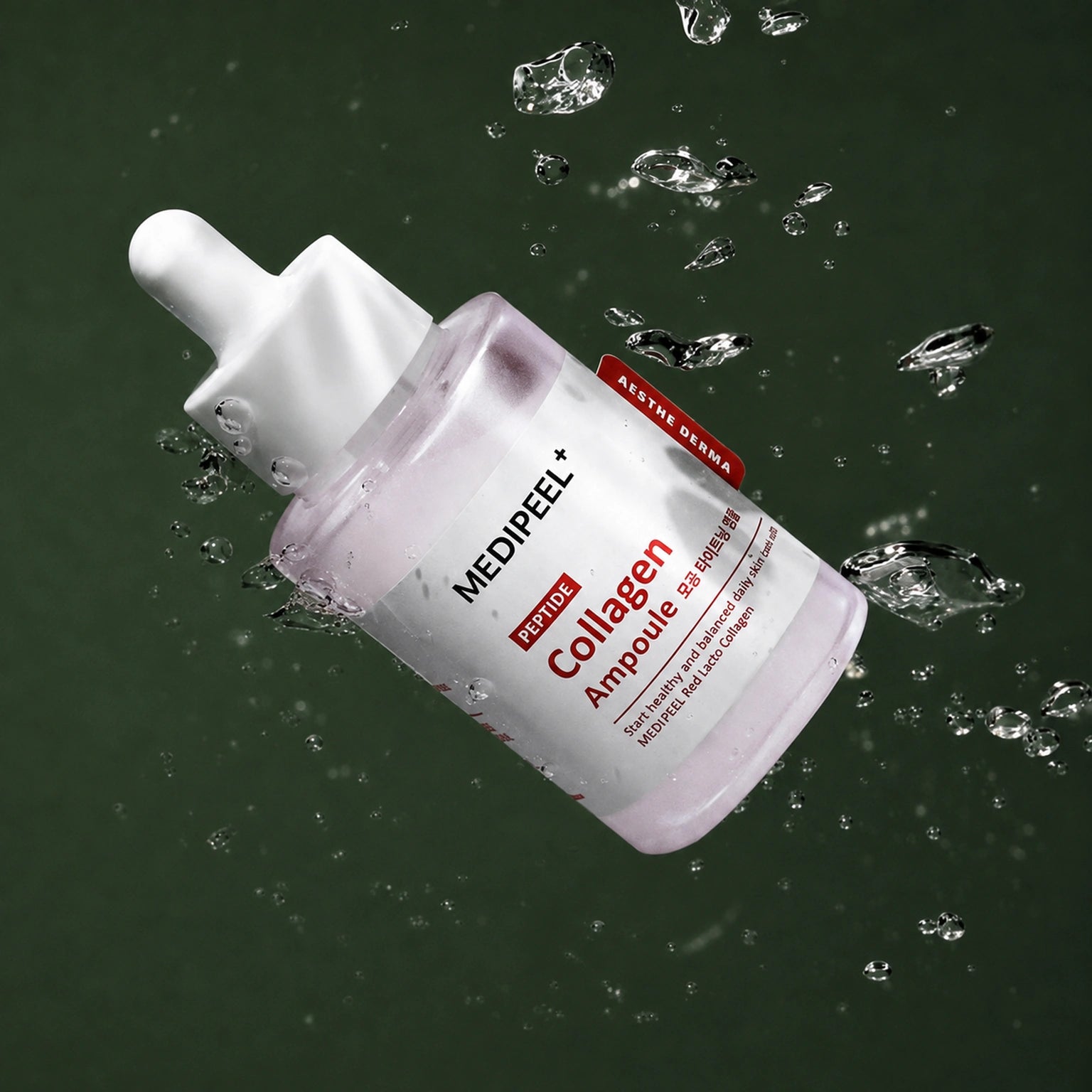 Ampoule Fermeté Red Lacto Collagen MEDIPEEL – vue 3 sur fond vert profond.