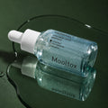 Ampoule Hydratante Hyaluron Layer Mooltox MEDIPEEL – vue principale sur fond vert profond.
