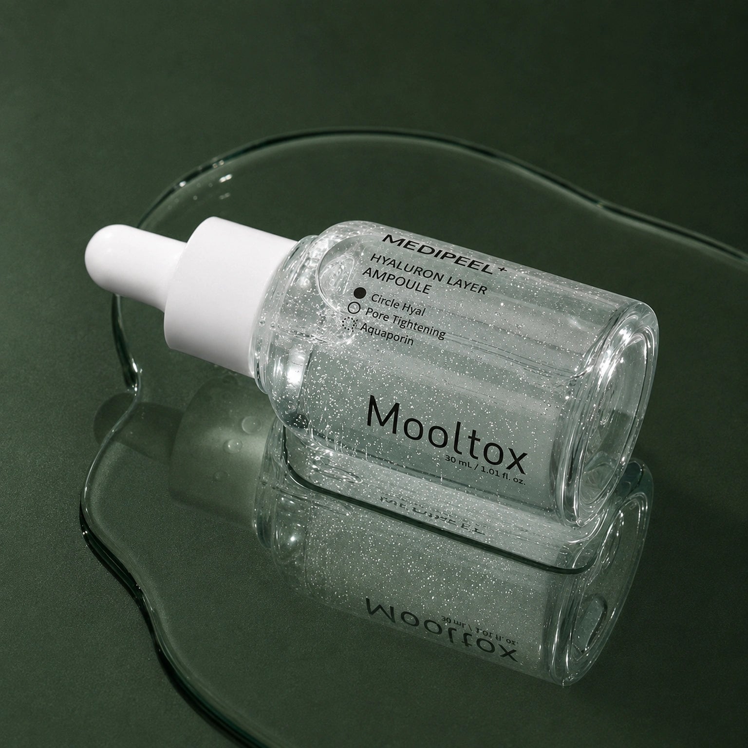 Ampoule Hydratante Hyaluron Layer Mooltox MEDIPEEL – vue 2 sur fond vert profond.