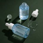 Ampoule Hydratante Hyaluron Layer Mooltox MEDIPEEL – vue 3 sur fond vert profond.