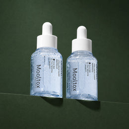 Ampoule Hydratante Hyaluron Layer Mooltox MEDIPEEL – vue 4 sur fond vert profond.