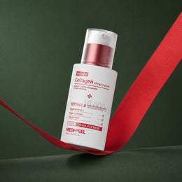 Ampoule Raffermissante Rétinol & Collagène MEDIPEEL – vue 2 sur fond vert profond.