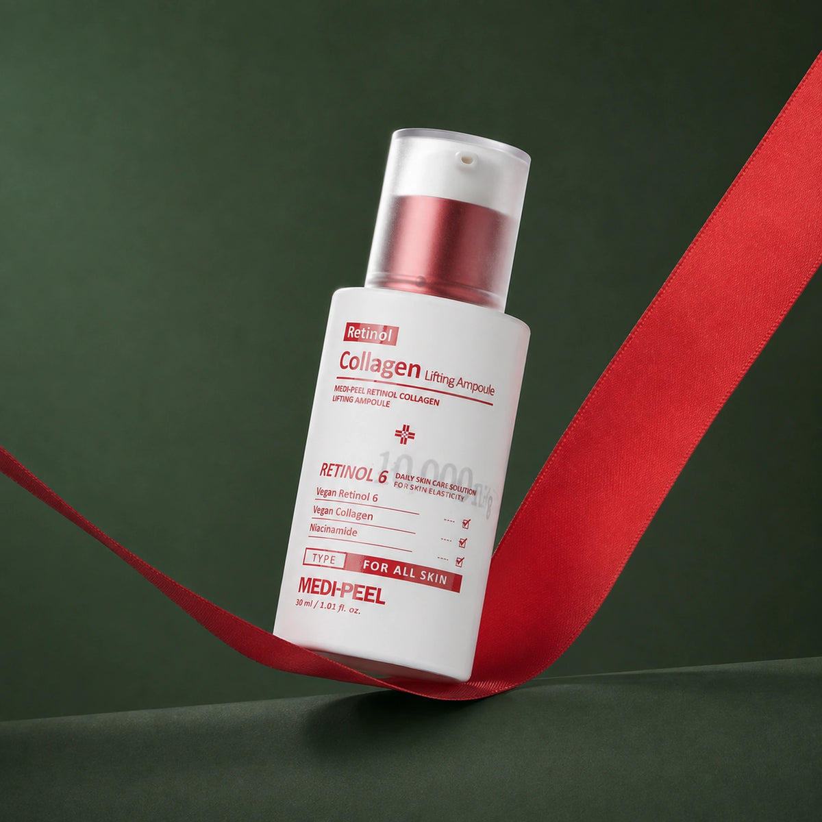 Ampoule Raffermissante Rétinol & Collagène MEDIPEEL – vue 2 sur fond vert profond.