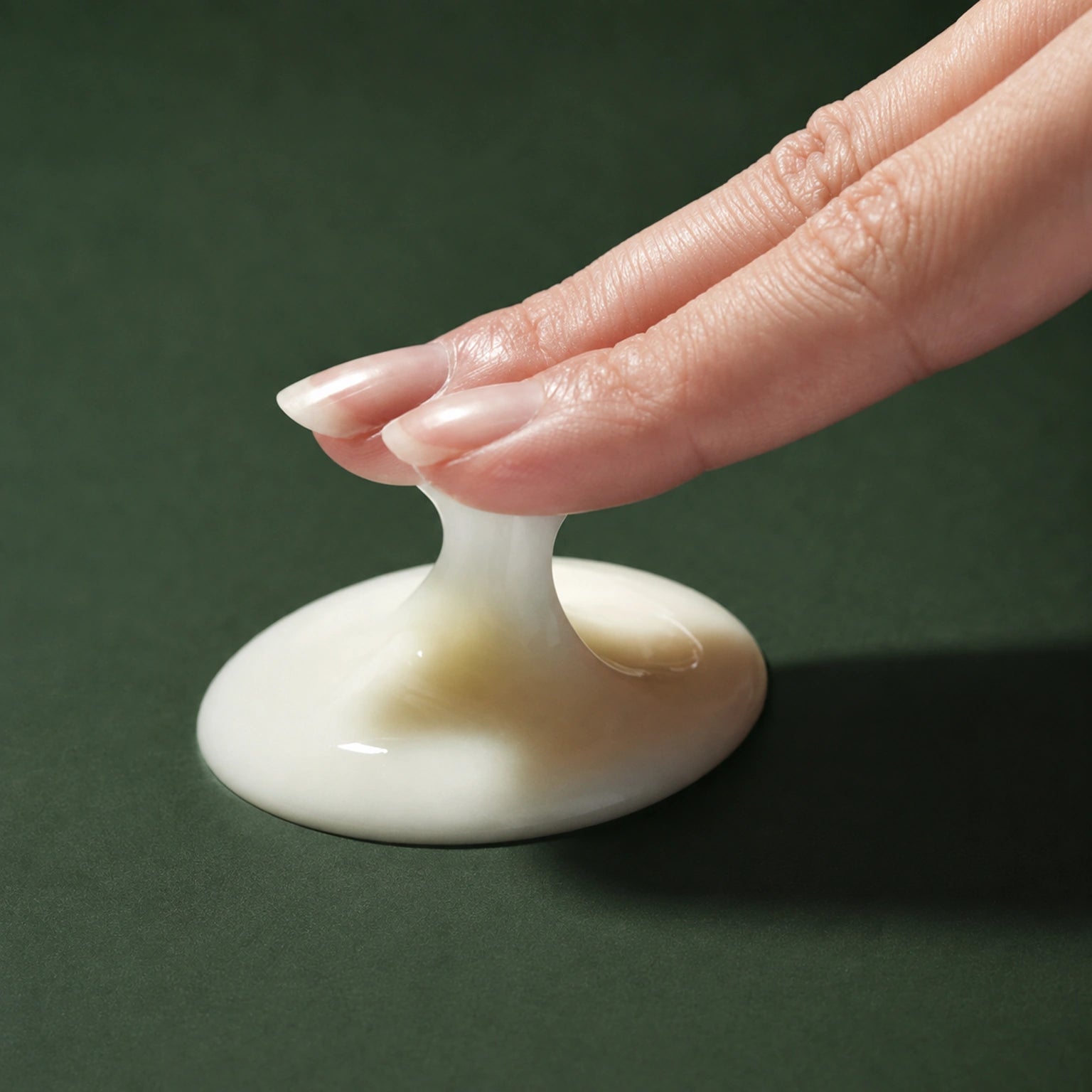 Ampoule Raffermissante Rétinol & Collagène MEDIPEEL – vue 4 sur fond vert profond.