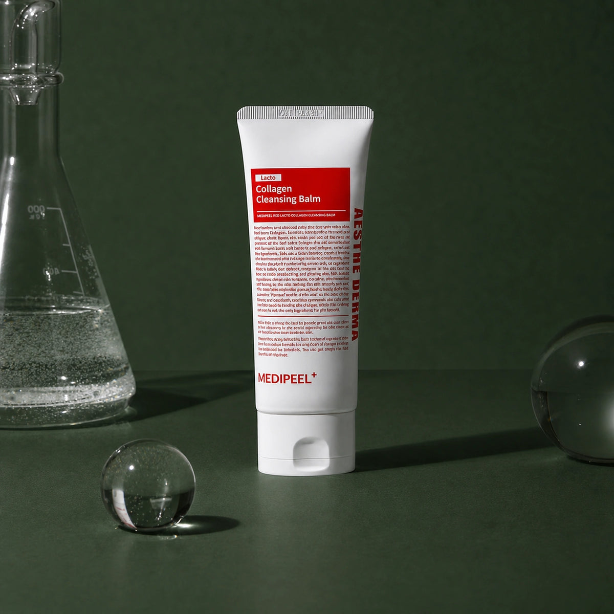 Baume Démaquillant Red Lacto Collagen MEDIPEEL – vue 3 sur fond vert profond.