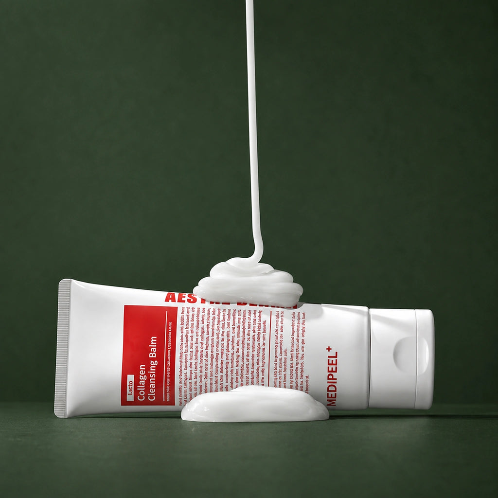 Baume Démaquillant Red Lacto Collagen MEDIPEEL – vue 4 sur fond vert profond.
