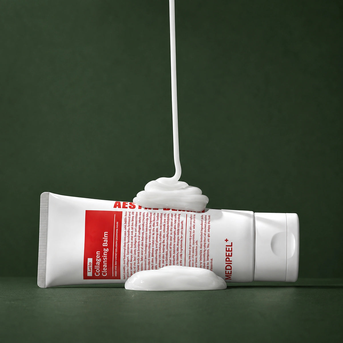 Baume Démaquillant Red Lacto Collagen MEDIPEEL – vue 4 sur fond vert profond.