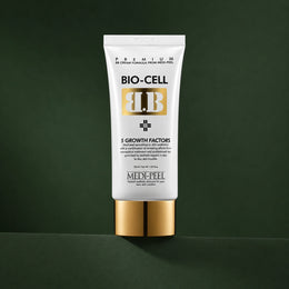 BB Crème Hydratante Éclat & Couvrance Naturelle MEDIPEEL – vue 2 sur fond vert profond.