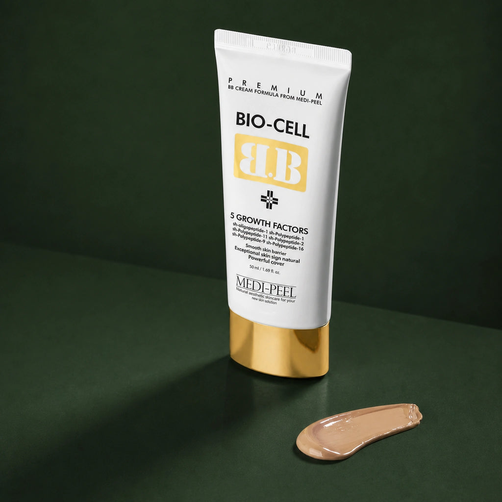 BB Crème Hydratante Éclat & Couvrance Naturelle MEDIPEEL – vue 3 sur fond vert profond.