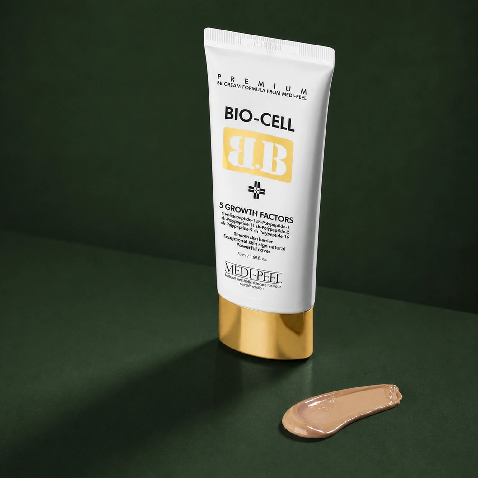 BB Crème Hydratante Éclat & Couvrance Naturelle MEDIPEEL – vue 3 sur fond vert profond.
